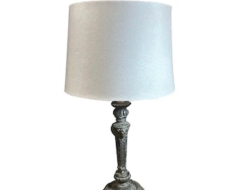 Modern metalllampa med ramhuvuddetaljer, lampskärm ingår