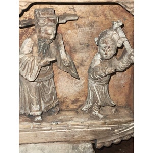 Puede incluir: Un panel de madera tallada que representa a dos figuras con vestimenta tradicional china. Las figuras est&aacute;n talladas en relieve y parecen estar enfrascadas en una conversaci&oacute;n. El panel est&aacute; hecho de madera marr&oacute;n claro y tiene un acabado desgastado.