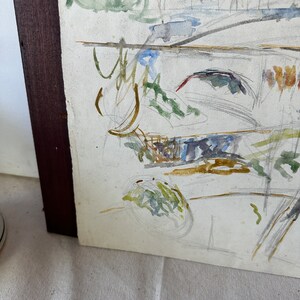 Puede incluir: Una pintura al agua enmarcada con formas y l&iacute;neas abstractas en tonos de verde, azul, marr&oacute;n y amarillo. La pintura est&aacute; sobre un fondo blanco y tiene un marco de madera marr&oacute;n.