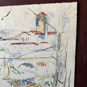 Puede incluir: Una pintura de acuarela de un paisaje con un edificio en el fondo. El edificio tiene un techo rojo y una pared amarilla. El primer plano es un campo de hierba verde y &aacute;rboles. La pintura est&aacute; hecha en un estilo suelto e impresionista.