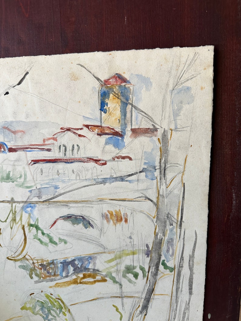 Puede incluir: Una pintura de acuarela de un paisaje con un edificio en el fondo. El edificio tiene un techo rojo y una pared amarilla. El primer plano es un campo de hierba verde y &aacute;rboles. La pintura est&aacute; hecha en un estilo suelto e impresionista.