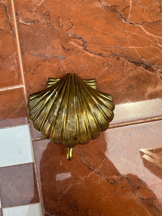 Brass Seashell Compact With Latch - image 6