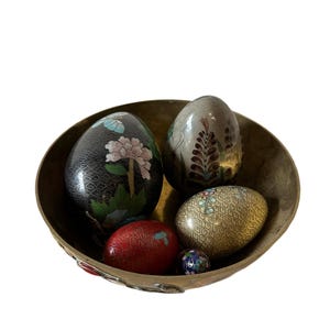 Sammlung von Bemalte Eier in Messingschale