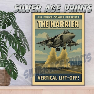 以下が含まれることがあります： 上部に「SILVER AGE PRINTS」の文字が入ったヴィンテージスタイルのポスター。ポスターには、離陸するジェット機が描かれており、「AIR FORCE COMICS PRESENTS THE HARRIER VERTICAL LIFT-OFF！」という文字が書かれています。ポスターは額装されています。