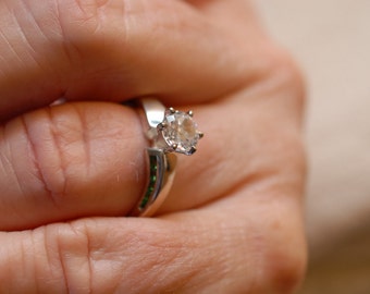 Weißer Saphir und Smaragd Ring