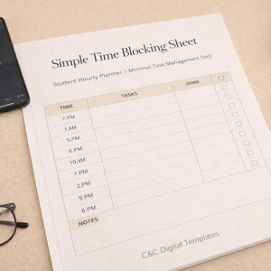 Puede incluir: Una hoja de bloqueo de tiempo con el título "Simple Time Blocking Sheet" y el texto "Student Hourly Planner | Minimal Task Management Tool". Un teléfono inteligente, un bolígrafo, gafas, una goma de borrar, un lápiz y una calculadora están sobre la superficie beige.