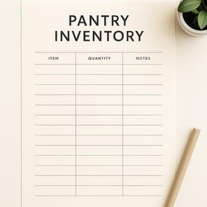 Puede incluir: Una hoja de inventario de despensa de color crema con el título "PANTRY INVENTORY" en letras negras. La hoja tiene columnas para "ITEM", "QUANTITY" y "NOTES". Un bolígrafo beige descansa sobre la superficie y una pequeña planta en maceta está en la esquina superior derecha.