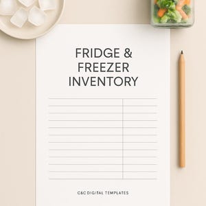 Puede incluir: Un papel blanco con el texto "FRIDGE & FREEZER INVENTORY" y secciones con líneas. También hay un lápiz, un plato pequeño con cubitos de hielo y un tarro de verduras. La plantilla es de C&C DIGITAL TEMPLATES.
