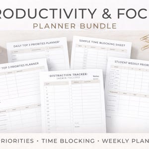 Puede incluir: Un paquete de planificadores con el texto "PRODUCTIVITY & FOCUS PLANNER BUNDLE". Incluye hojas para prioridades diarias, bloqueo de tiempo y planificación semanal. También se ven una taza de café, un bolígrafo y clips.