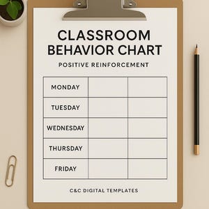 Puede incluir: Un cuadro de comportamiento en el aula en un portapapeles con el texto "CLASSROOM BEHAVIOR CHART" y "POSITIVE REINFORCEMENT". El cuadro tiene espacios para cada día de la semana. También se ven un lápiz, un clip y una planta pequeña.