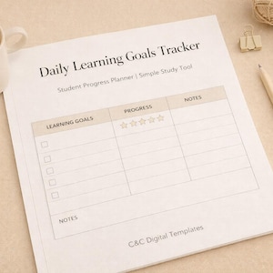 Puede incluir: Imagen cenital de un rastreador diario de objetivos de aprendizaje. El papel blanco tiene una cuadrícula para objetivos de aprendizaje, progreso y notas. Una taza de café, un lápiz, un bloc de notas y artículos de papelería están dispuestos alrededor.
