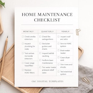Puede incluir: Una lista de verificación de mantenimiento del hogar titulada "HOME MAINTENANCE CHECKLIST" con tareas mensuales, trimestrales y anuales. La lista de verificación está en papel blanco con una bandeja de madera, un lápiz y elementos decorativos.