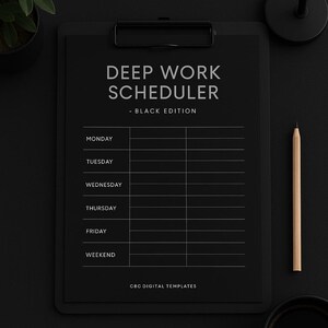 Puede incluir: Un portapapeles negro con el texto "DEEP WORK SCHEDULER - BLACK EDITION" y un diseño de horario semanal. Un lápiz de madera y una pequeña taza negra están a la derecha. Una pequeña planta está a la izquierda.