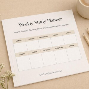 Puede incluir: Un planificador de estudio semanal con un diseño minimalista. El planificador incluye secciones para cada día de la semana, con los días de la semana etiquetados. Hay lápices, una taza de café y un cuaderno en espiral. El texto dice "Weekly Study Planner".