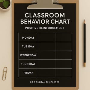 Puede incluir: Un cuadro de comportamiento en el aula en una carpeta. El cuadro negro tiene el texto blanco "CLASSROOM BEHAVIOR CHART" y "POSITIVE REINFORCEMENT". Los días de la semana están listados. Un lápiz y un clip de papel están a un lado.