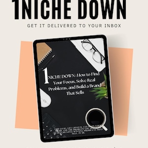 Könnte beinhalten: Ein digitales Tablet zeigt den Text "1 NICHE DOWN" und "How to Find Your Focus, Solve Real Problems, and Build a Brand That Sells." Das Tablet ist von Bürobedarf umgeben, darunter ein Notizbuch, Stift, Brille und eine Tasse Kaffee.