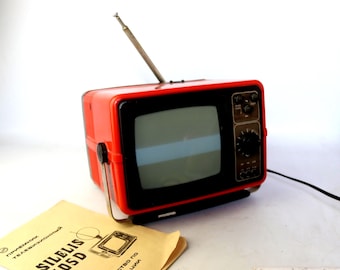 Téléviseur portable soviétique Silelis 405D vintage de 1987 - Téléviseur rouge rétro des années 1980, décor URSS