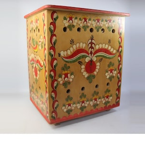 Puede incluir: Un juego de tres tazas de cerámica con un acabado mate moteado. Las tazas son de color crema, gris claro y gris oscuro. Cada taza tiene un diseño simple y minimalista y un asa redondeada.