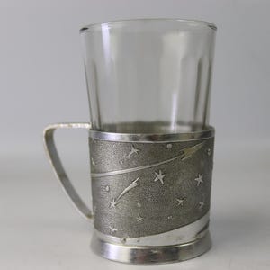 Portabicchieri da tè in metallo sovietico d'epoca - Podstakannik in vetro sfaccettato, URSS anni '50-'60 - Cometa spaziale Sputnik Gagarin