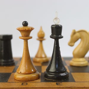 Juego de ajedrez soviético de madera vintage de los años 70, piezas de ajedrez de la URSS y tablero.