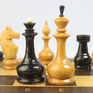 Juego de ajedrez de madera vintage de la URSS con hermosa pátina: tablero de ajedrez soviético hecho a mano con piezas de madera.