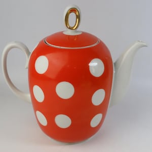 Tetera soviética vintage de lunares rojos, tetera de porcelana, decoración retro para la cocina.
