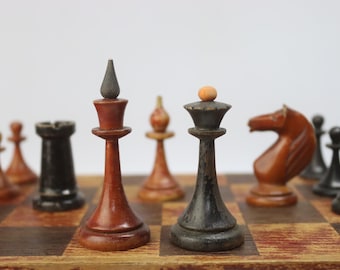 Juego de ajedrez pequeño de madera de diseño letón vintage de 1953, estilo soviético Mikhail Tal de la década de 1950.