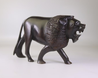 手彫りの木製ライオンとバッファローの彫刻：アフリカの野生動物アート