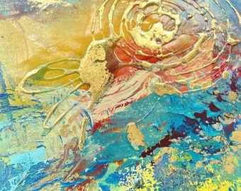 Puede incluir: Pintura abstracta con remolinos de pintura dorada, roja, azul y amarilla. La pintura dorada es espesa y texturizada, creando un diseño en relieve.