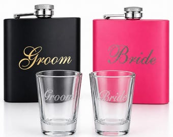 Set di 4 fiaschette e bicchierini coordinati per sposi, ideali come regalo per addio al nubilato o festa prematrimoniale. Fiaschette da 177 ml (set da 6 oz).