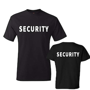 Könnte beinhalten: Schwarze T-Shirts mit dem Wort "SECURITY" in weißen Blockbuchstaben auf der Vorder- und Rückseite aufgedruckt. Die Shirts sind kurzärmelig und scheinen aus einer Baumwollmischung zu bestehen.