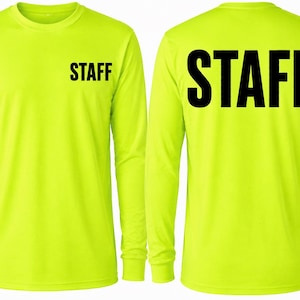 Könnte beinhalten: Ein neongelbes Langarmshirt mit Rundhalsausschnitt, das auf der linken Brust das Wort STAFF in fetten schwarzen Großbuchstaben und auf der oberen Rückseite eine größere Version desselben Textes aufgedruckt hat.