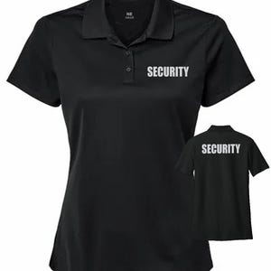 Könnte beinhalten: Schwarzes Poloshirt mit kurzen Ärmeln und Kragen. Das Wort "SECURITY" ist weiß auf der Vorderseite aufgedruckt. Ein kleineres Bild der Rückseite des Shirts, ebenfalls mit "SECURITY", befindet sich unten rechts.