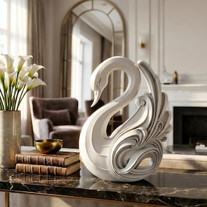 Könnte beinhalten: Eine weiße Schwan-Skulptur mit detailliertem Feder- und Flügeldesign. Der Schwan ist der Mittelpunkt, platziert auf einer dunklen Marmoroberfläche. Weitere Elemente sind eine goldene Schale, Bücher und eine Vase mit weißen Blumen.