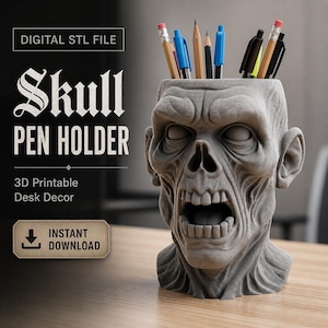 Puede incluir: Un portalápices gris impreso en 3D con forma de cráneo, con la boca abierta y la parte superior hueca, que contiene varios bolígrafos y lápices. El texto a la izquierda dice: DIGITAL STL FILE, SKULL PEN HOLDER, 3D Printable Desk Decor, INSTANT DOWNLOAD.