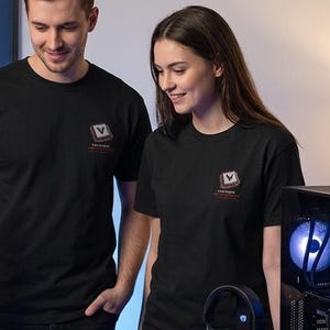 Camiseta bordada con CPU, camiseta para gamers con procesador, camiseta para constructores de PC, bordado de hardware para juegos, camiseta con procesador de computadora, regalo minimalista para gamers,