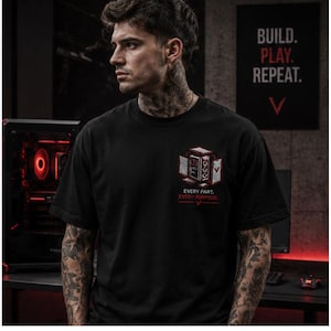 Könnte beinhalten: Ein schwarzes Kurzarm-T-Shirt mit einer Grafik auf der linken Brust, die eine Explosionszeichnung eines Computerturms zeigt. Unter der Grafik steht der Text: EVERY PART. EVERY PURPOSE. Das Design enthält rote und weiße Akzente auf Schwarz.
