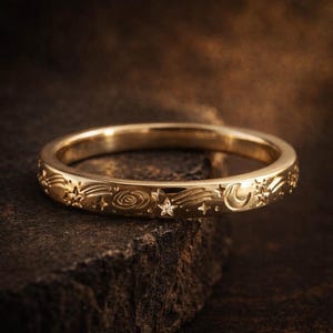 Celestial Gold Band Ring Star Moon Ring Minimalistiska smycken Present till henne Graverad vigselring Stapelring Elegant löftering