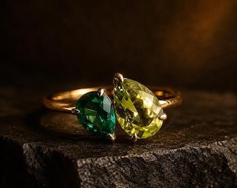 Birnen-Schliff Smaragd & Peridot Toi Et Moi Verlobungsring, zwei grüne Edelstein-Jubiläumsring für sie, Dual Birthstone stapelbarer Versprechensring