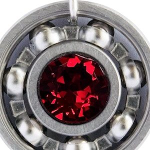 Collana con ciondolo a forma di cuscinetto per pattini a rotelle in cristallo rosso rubino - Pietra portafortuna di luglio