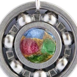 Collana con ciondolo a forma di cuscinetto da skate in rubino, smeraldo e zaffiro