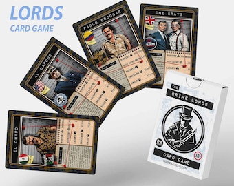 Könnte beinhalten: Ein Kartenspiel namens "Crime Lords" mit Spielkarten, die Fahndungsfotos von berüchtigten Persönlichkeiten wie Pablo Escobar und Al Capone zeigen. Die weiße Spielbox hat eine schwarze Illustration eines Mannes mit Zylinder und Messer.