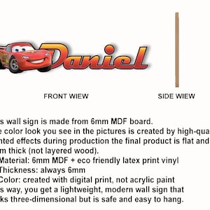 K&ouml;nnte beinhalten: Wandschild mit dem Namen "Daniel" und einer roten Rennwagen-Grafik. Das Schild besteht aus 6 mm MDF-Platte und hat ein flaches Design. Die Seitenansicht zeigt die 6 mm Dicke. Leicht und einfach aufzuh&auml;ngen.