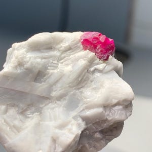 Naturlig rosa rubinprov 85,90 ct | Grov rubin från Afghanistan | Rå rosa rubinkristall | 30x28x19 mm | Mineralsamlare ädelsten