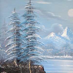 Puede incluir: Una pintura que representa una escena de invierno con dos pinos cubiertos de nieve en primer plano, un lago helado y monta&ntilde;as nevadas en el fondo.