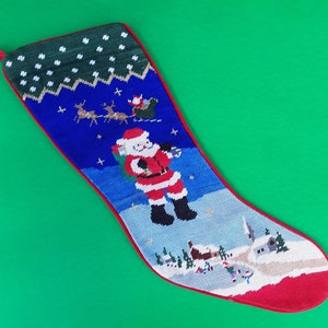 Calcetín navideño antiguo bordado a mano - calcetín navideño grande - decoración navideña - Papá Noel y trineo - renos voladores - Papá Noel - estanque de patinaje sobre hielo