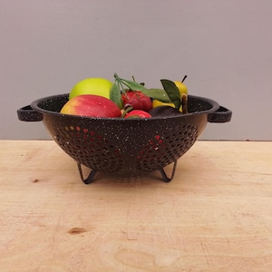 Vintage enamelware colander - black - country kitchen - strainer - graniteware - footed colander with handles