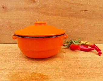 Vintage enamelware covered pot - orange pot with lid - graniteware - farm house - handle - casserole dish -  kitchen - orange - covered bowl