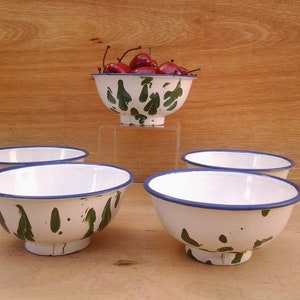 Vintage enamelware bowls - green and white - graniteware - splatterware - outdoor dining - ice cream - footed bowls - set of 5 - condiment