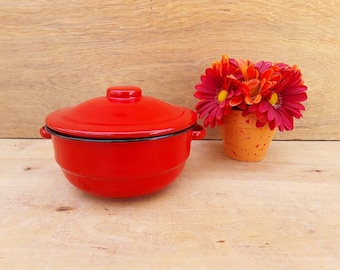 Vintage enamelware covered pot - red pot with lid - graniteware - farm house - handle - casserole dish -  kitchen - red - covered bowl